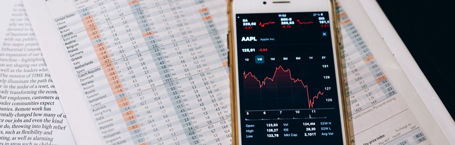 Banner: Investidor acompanhando gráfico de ações e FIIs no celular com calma