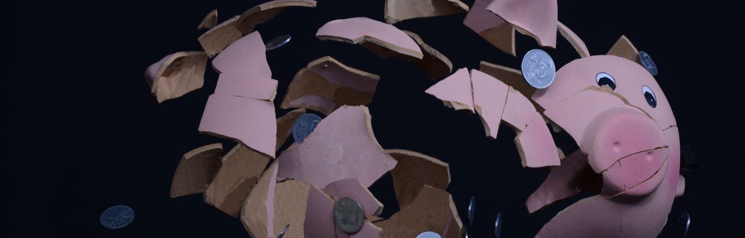 Banner: Cofrinho de porquinho vazio simbolizando o dinheiro perdendo valor na poupança