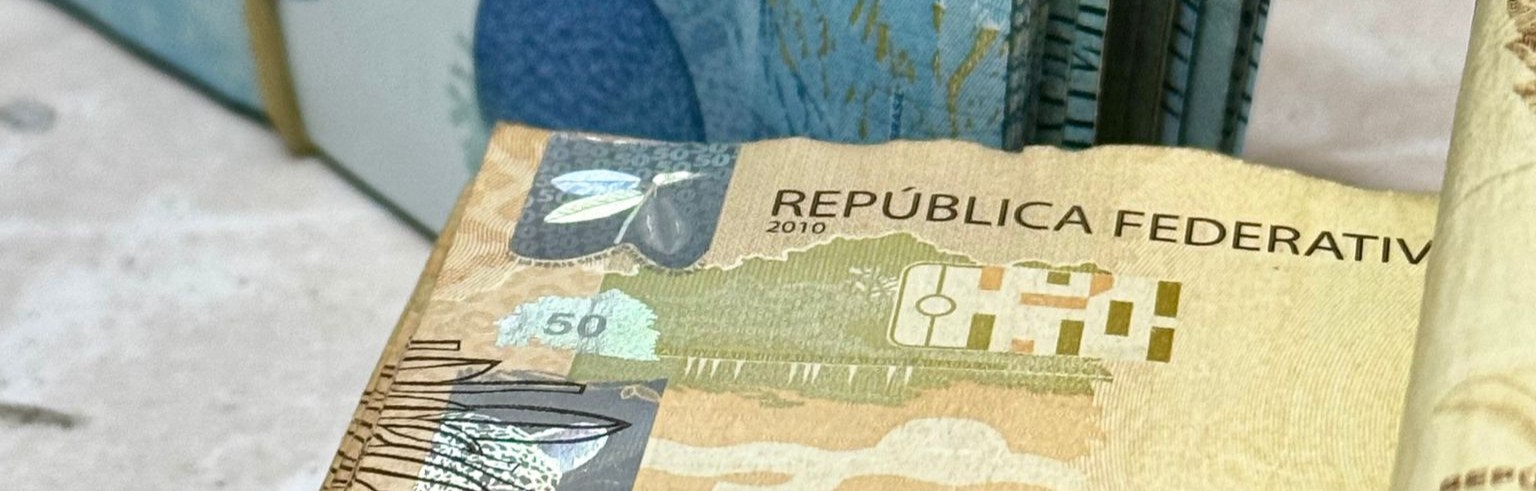 Banner: Notas de real brasileiro representando investimento no Tesouro Selic