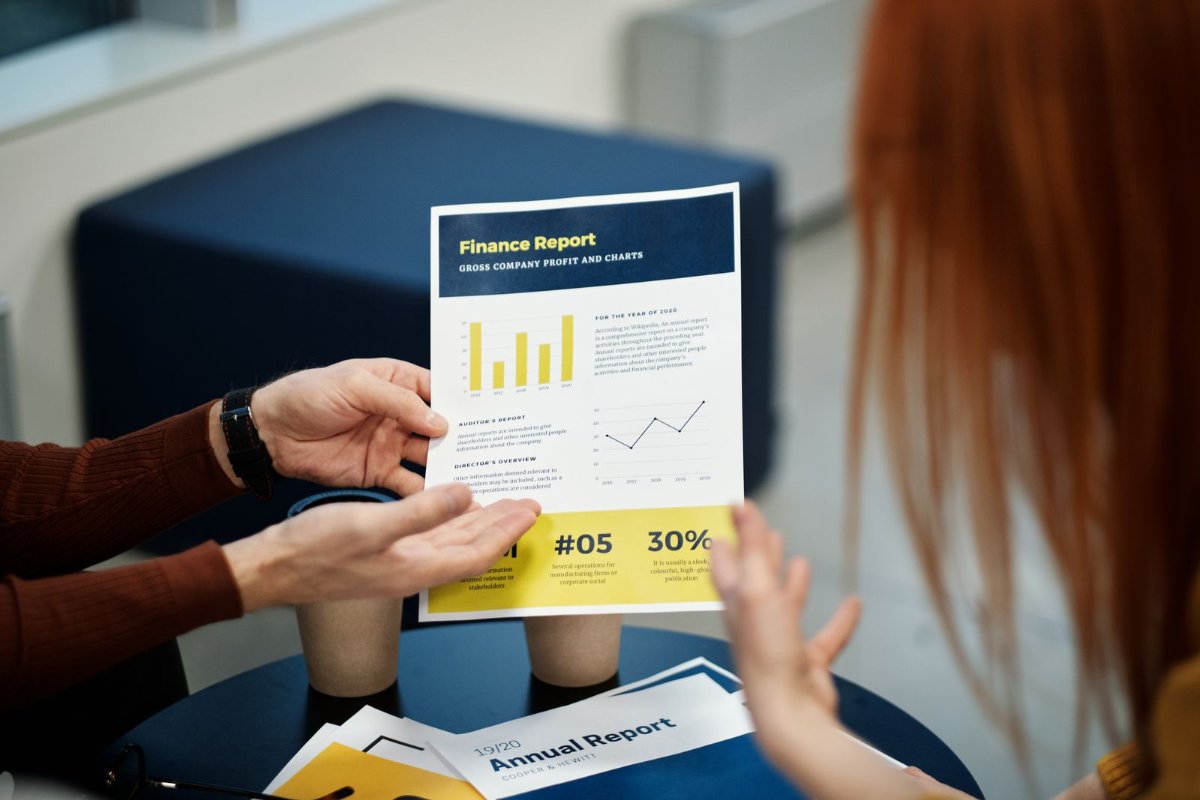 Relatorio com demonstracoes financeiras e graficos sobre a mesa