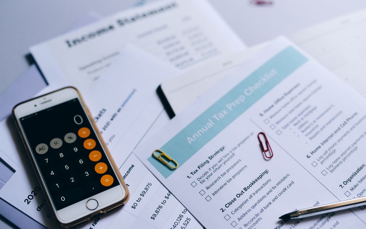 Documentos financeiros e relatórios sobre uma mesa