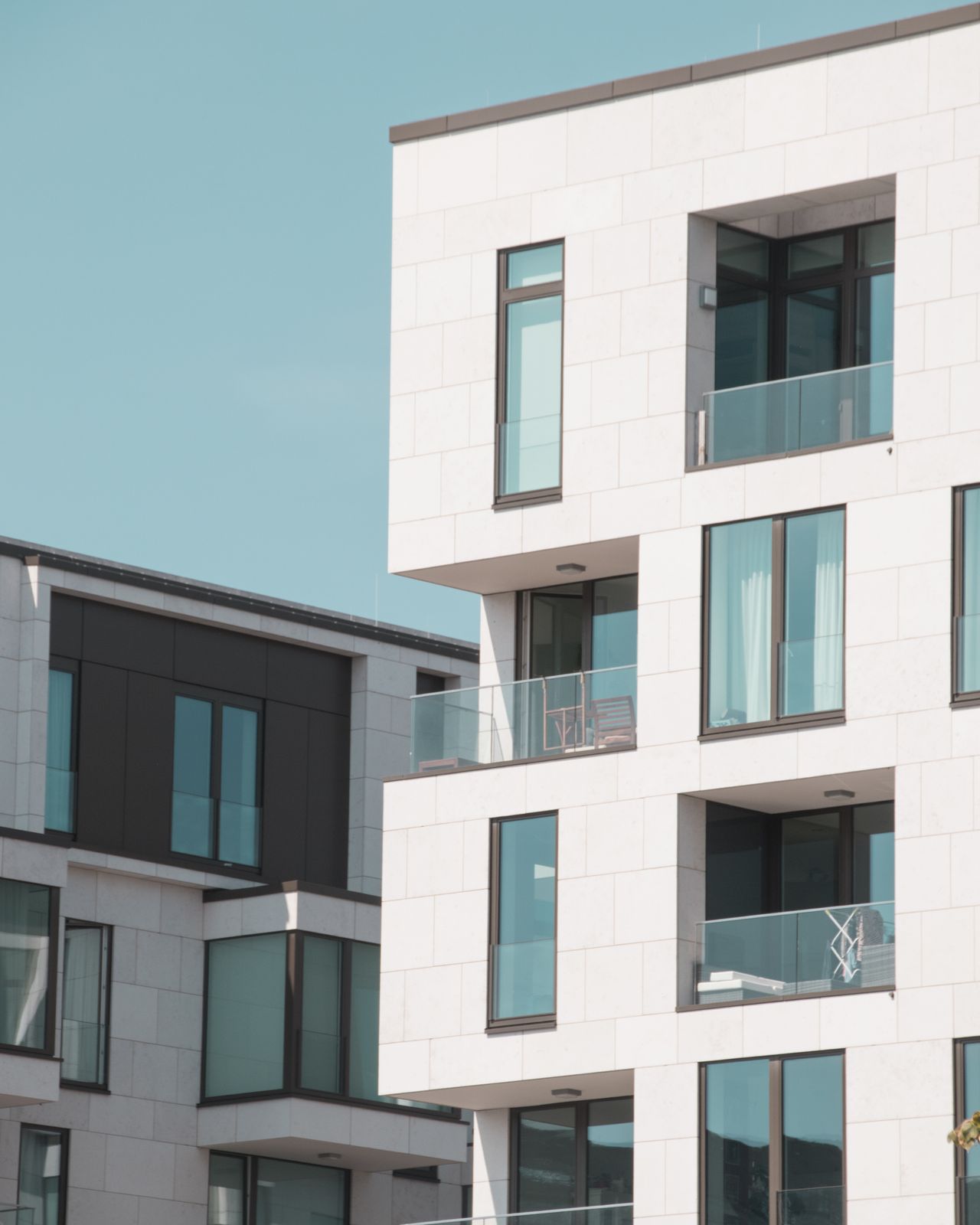 Fachada de um prédio residencial moderno, representando os imóveis de um fundo imobiliário