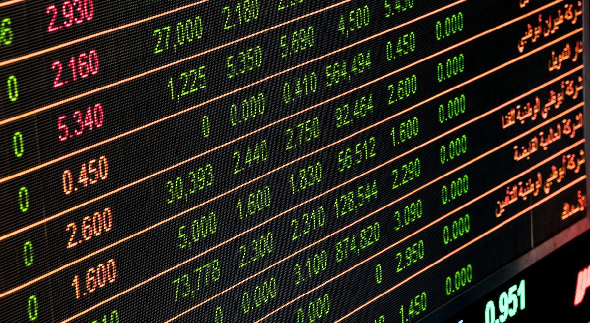 Painel de cotacoes do mercado com precos em movimento