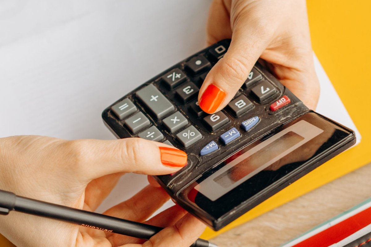Calculadora e relatorios financeiros usados para calcular a margem liquida