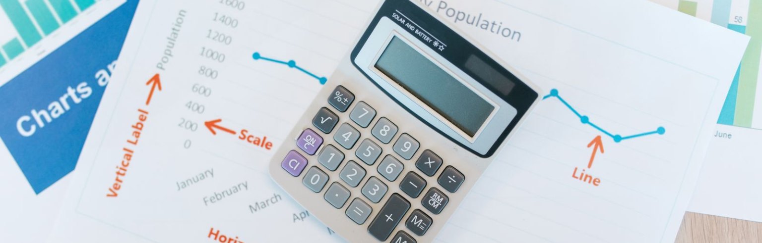Calculadora sobre planilha com gráfico de linha, ilustrando o cálculo do preço sobre lucro