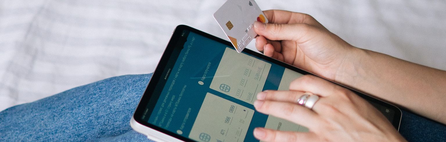 Pessoa usando o app do banco no celular para trocar de banco